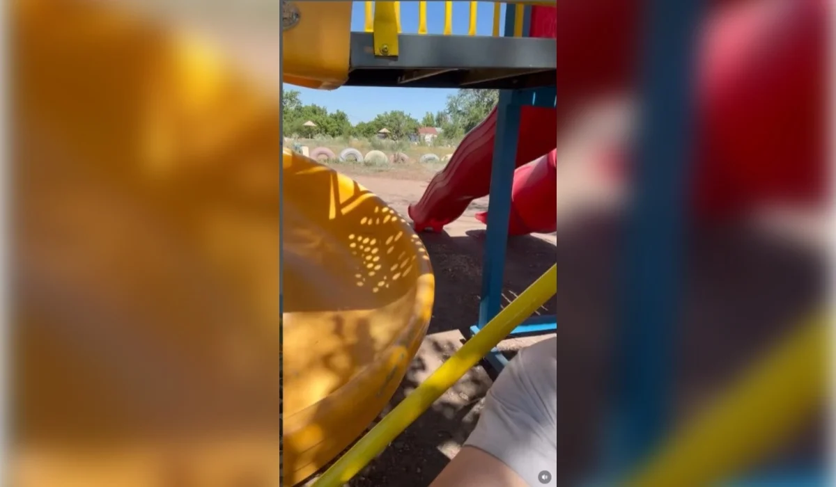 Ақмола облысындағы кәсіпкер өз қаражатына салған балалар алаңын бұзып әкеткен (ВИДЕО)