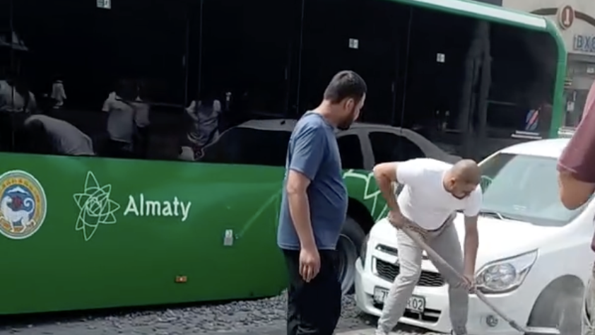 Алматыда автобус жол жөндеу орнындағы шұңқырға түсіп кеткен