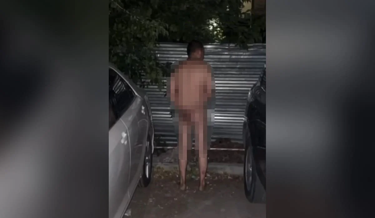 В Астане сняли на видео голого мужчину, разгуливавшего во дворе ЖК