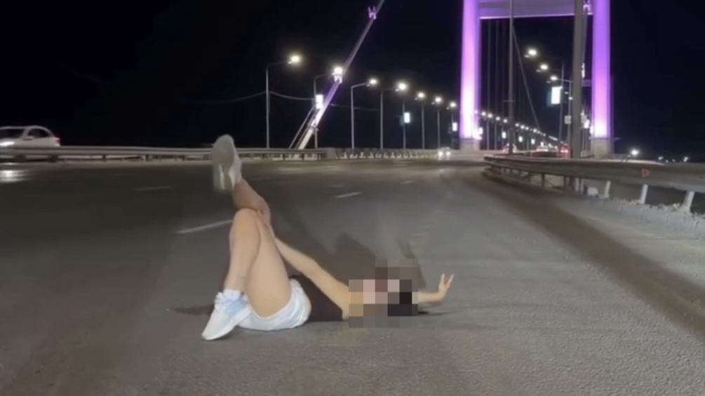 Легла на мост ради фото: в Семее наказали женщину за опасную съемку