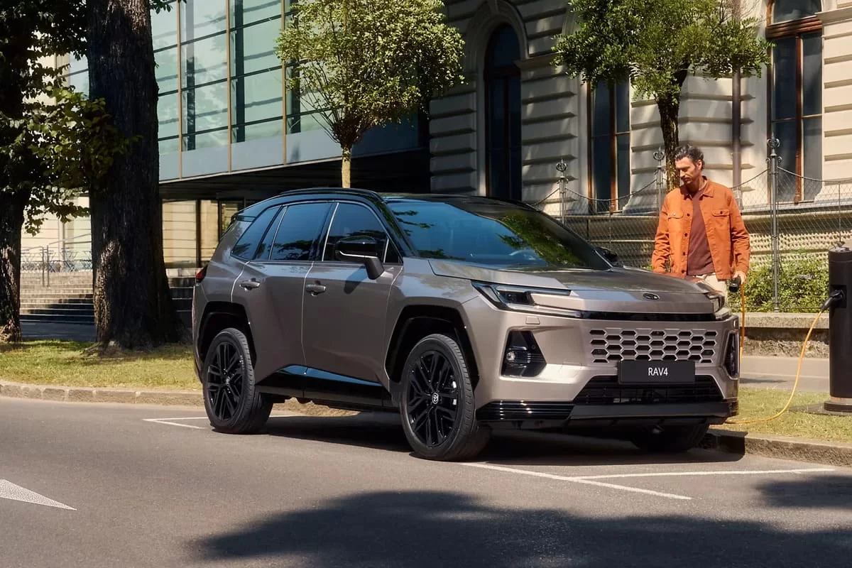 Продажи Toyota RAV4 упали почти на 40% — что произошло