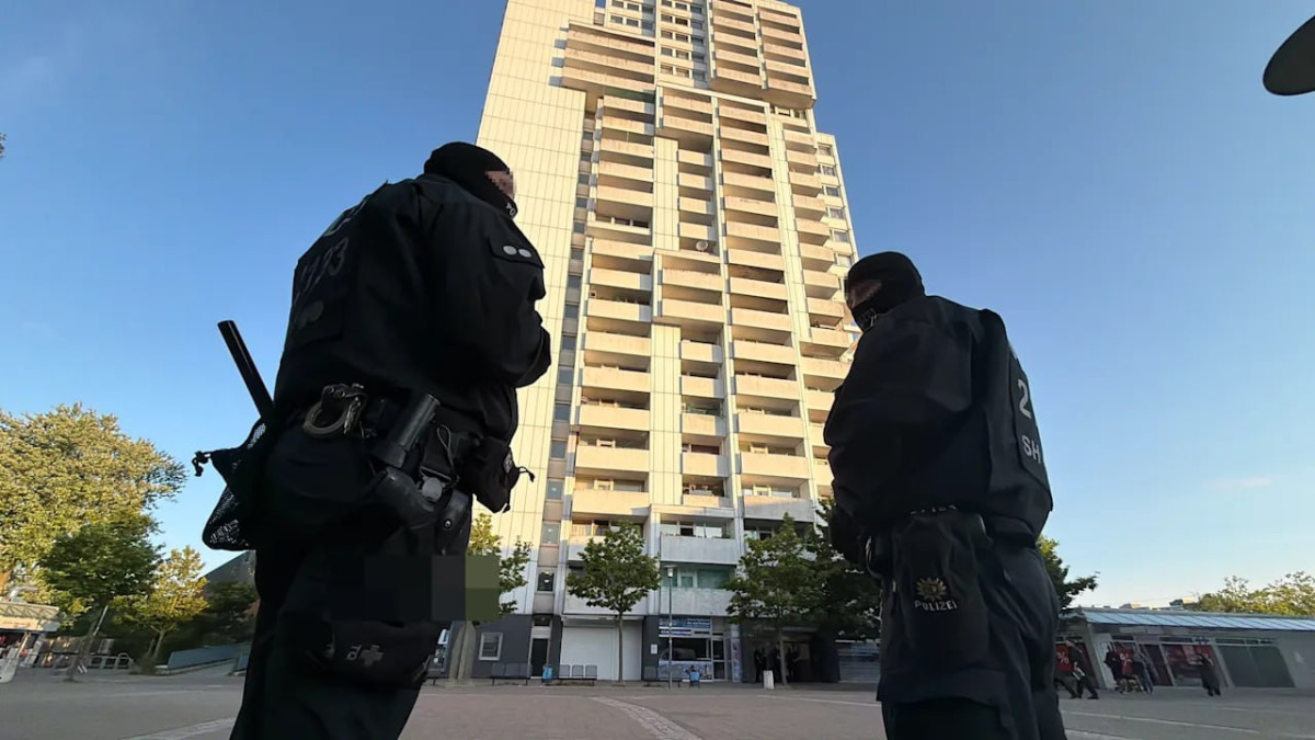 В Германии оцепили высотку после атаки на машину полиции
