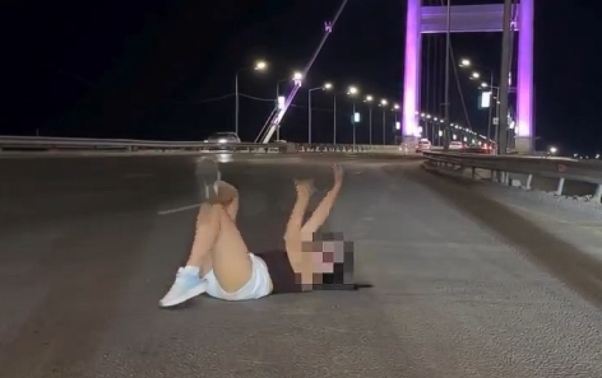 Женщина легла посреди моста в Семее и попала в полицию (ВИДЕО)