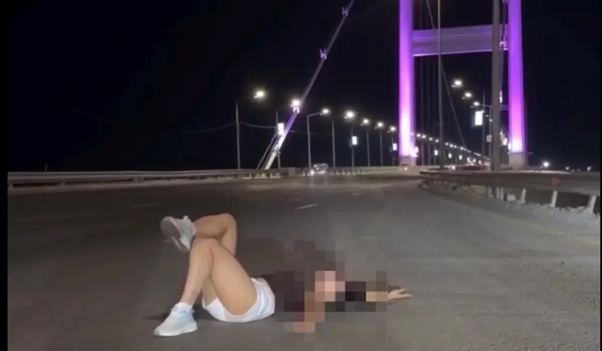 Тас жолға шалқасынан жатып алған: Ақтөбеден Семейге барып, ерсі қылық көрсеткен 35 жастағы әйел жазаланды