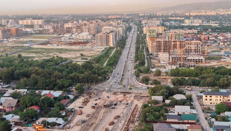 Одну из оживлённых улиц Алматы перекроют до конца лета