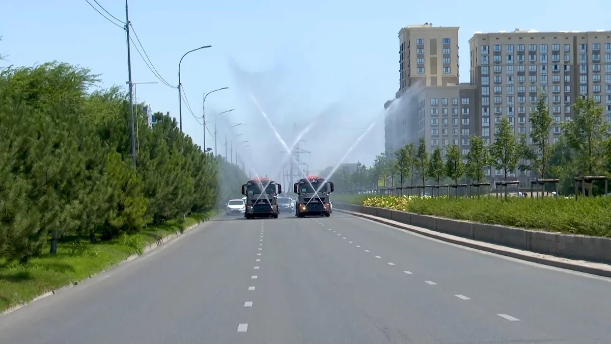Аптап ыстық: Алматыда көшелерді суару және ауаға су бүрку жұмыстары күшейтіледі