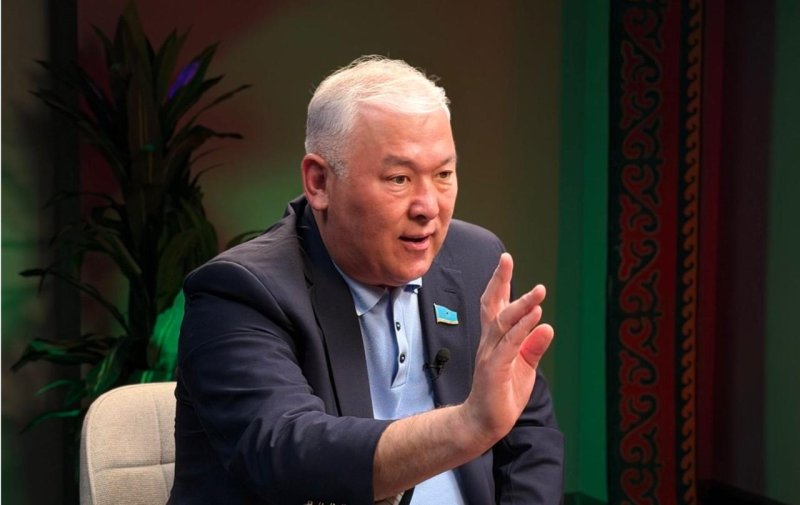 «Одним — квартиры, а другим — ничего?»: Абенов раскритиковал подарки выпускникам НИШ