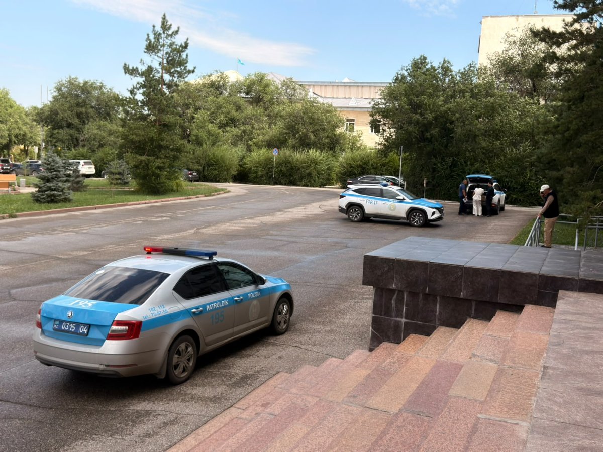 Ақтөбе әкімдігі қоқыс мәселесін шешуді сұраған тұрғындарды полициямен күтіп алды