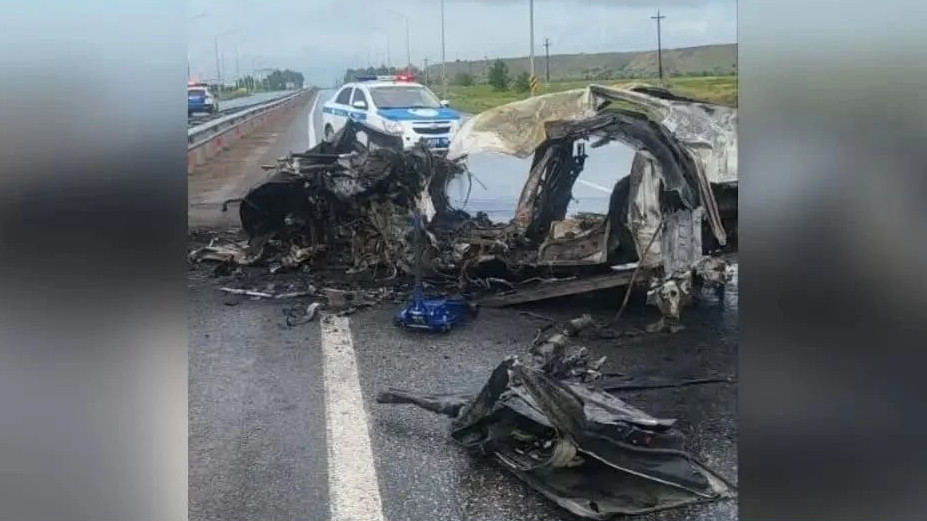 Рөлге ие бола алмай қалған: Қостанай облысында BMW бетон бағанға соғылып, өртеніп кетті