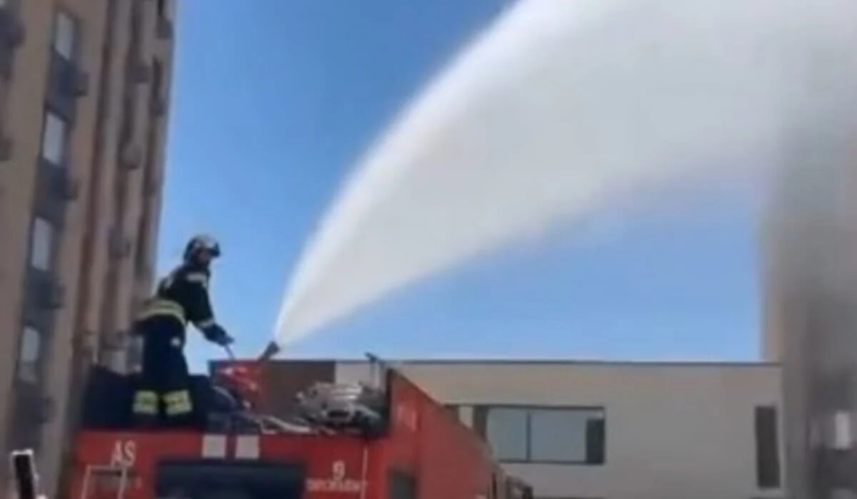 Шымкентские пожарные «разогнали детский митинг» водой (ВИДЕО)