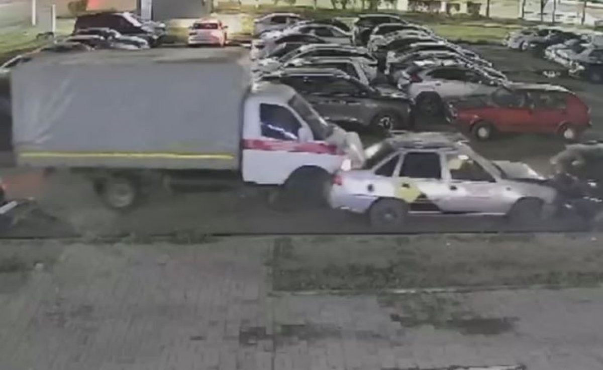 Водитель "газели" разбил пять автомобилей и сбежал в Астане (ВИДЕО)