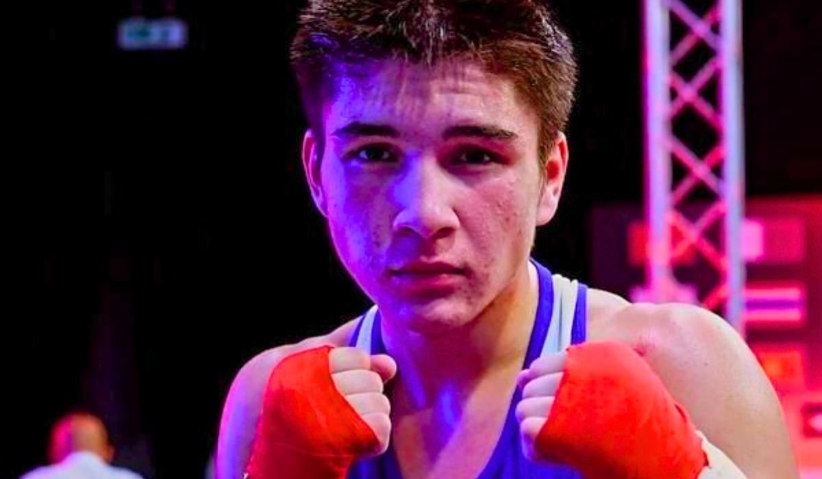 Казахстанский боксер с тремя нокдаунами уступил в финале Чемпионата Азии