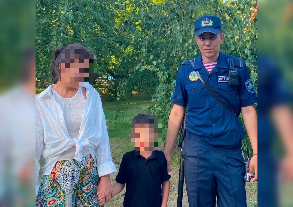 Гвардейцы помогли потерявшемуся ребенку вернуться к родителям в Уральске