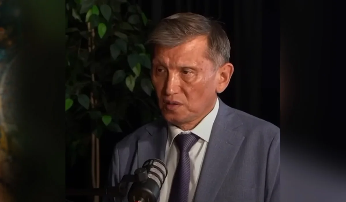 «Қазақ тамақ ішіп отырып, ешқашан қол алыспаған»: Нұртөре Жүсіп дастархан басындағы мәдениет туралы айтты