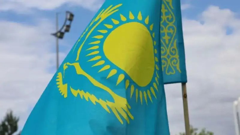 Порванный государственный флаг развевался на горе «Казахстан»