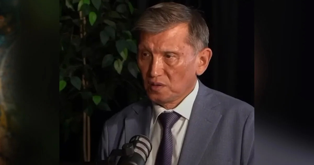  Дастархан үстінде қол алысып амандасу — әдепсіздік 