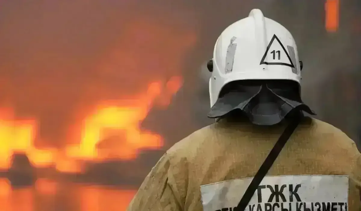 Құтқарушылар өрт кезінде газ баллондарын қауіпсіз жерге шығарды