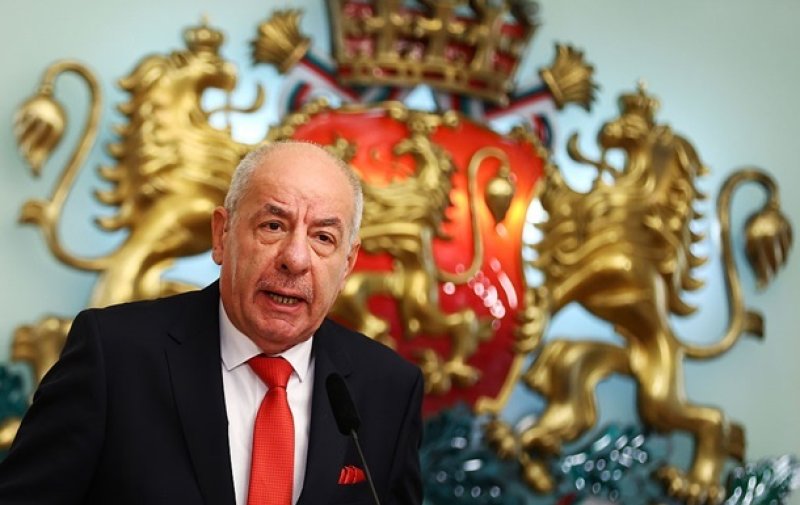 Президент Венгрии подписал закон, который лишает его должности