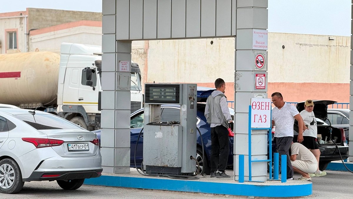 Жители Актау вновь часами стоят за газом, власти уверяют, что ситуация стабильная