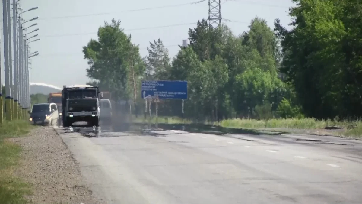 Жара плавит трассы: в Казахстане устраняют последствия аномального зноя