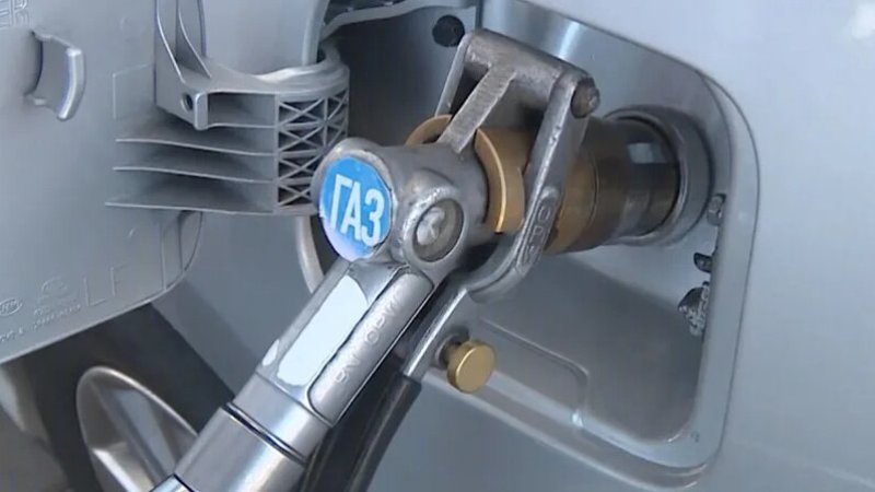 Дефицит автогаза: водители часами стоят в очередях на западе Казахстана