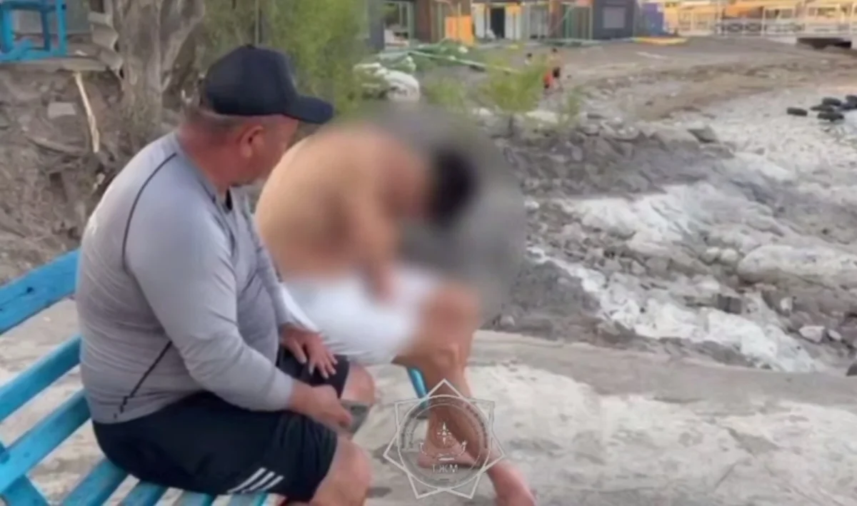 «Бананнан» құлаған: Қапшағайда жас жігіт қолын шығарып алып, суға батып кете жаздады (ВИДЕО)