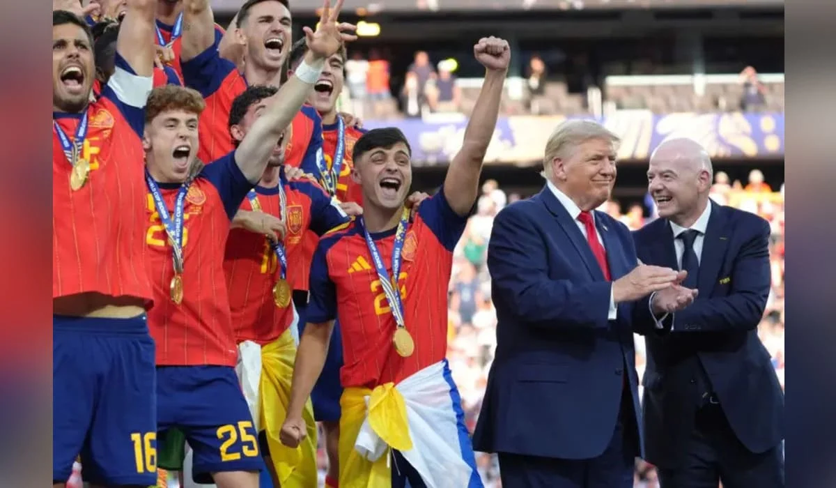 Трамп не захотел уходить со сцены и помешал испанцам поднять Кубок мира (ВИДЕО)