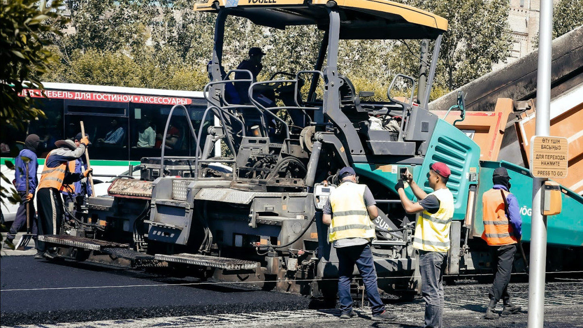 В Алматы на улице Жандосова изменят движение из-за ремонта дороги