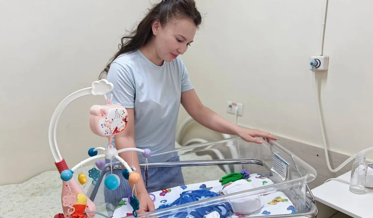 «2,5 келіге жетті»: Тайландтан санитариялық авиациямен жеткізілген шала туған сәби екі айдан кейін үйіне шықты