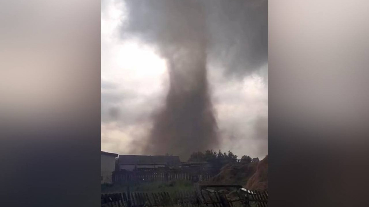 В Павлодарской области после урагана сняли загадочную воронку в небе