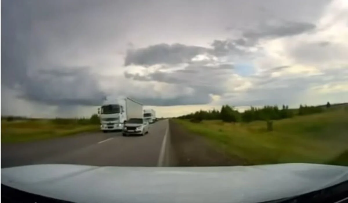 Опасный выезд на встречку под Костанаем попал на видео