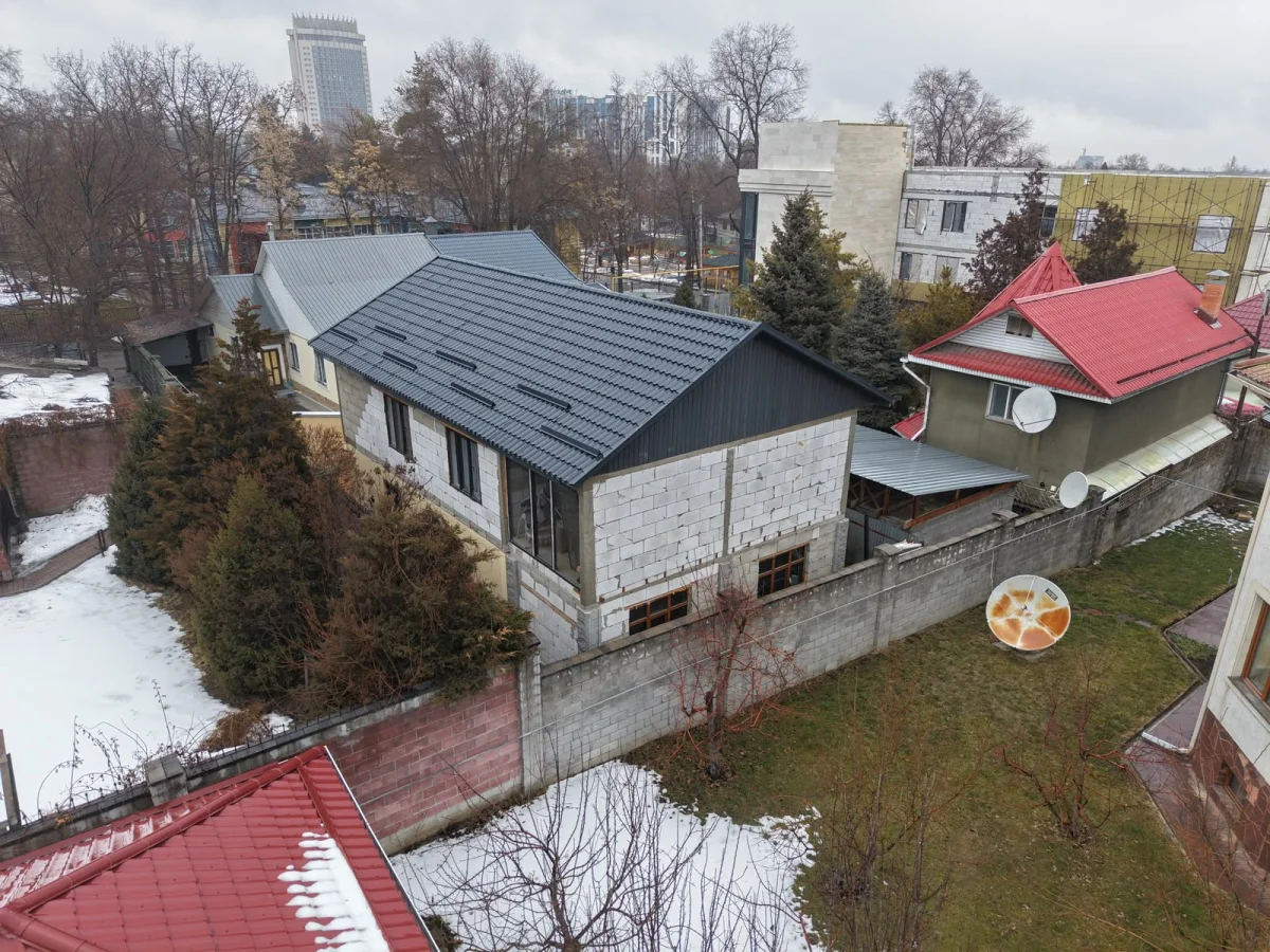 Алматының Медеу ауданында тағы бір заңсыз салынған нысан сүріліп жатыр