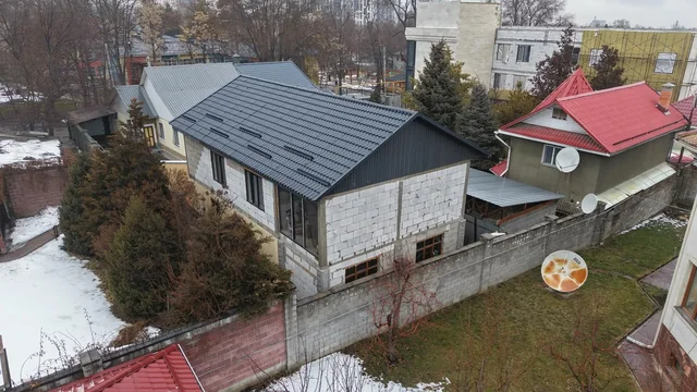Алматының Медеу ауданында тағы бір заңсыз салынған нысан бұзылып жатыр