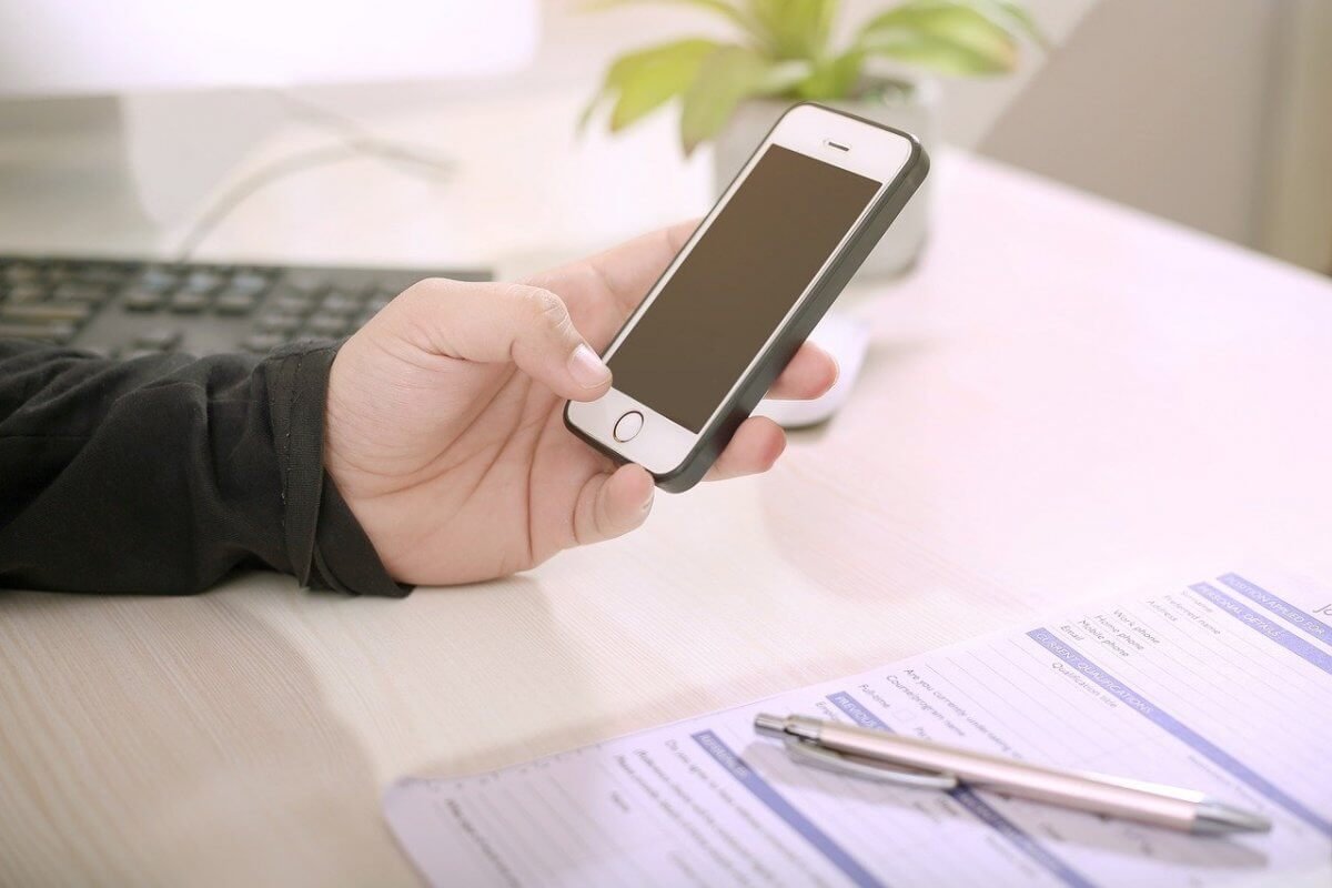 Казахстанцы начали массово получать SMS о вступлении в партию "Әділет": что происходит