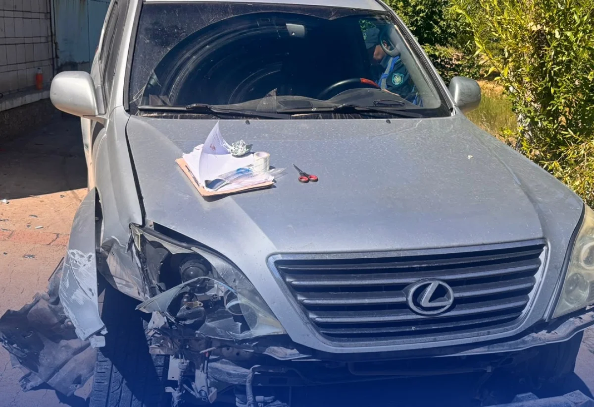 Пока хозяин спал: в Степногорске угнали Lexus и разбили его в ДТП