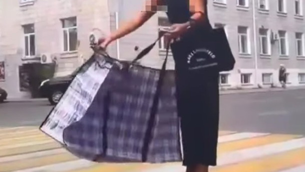 «Ала сөмкеге кіріп, киімін ауыстырған»: Павлодарда жол үстінде видео түсірген бойжеткен жауапқа тартылды