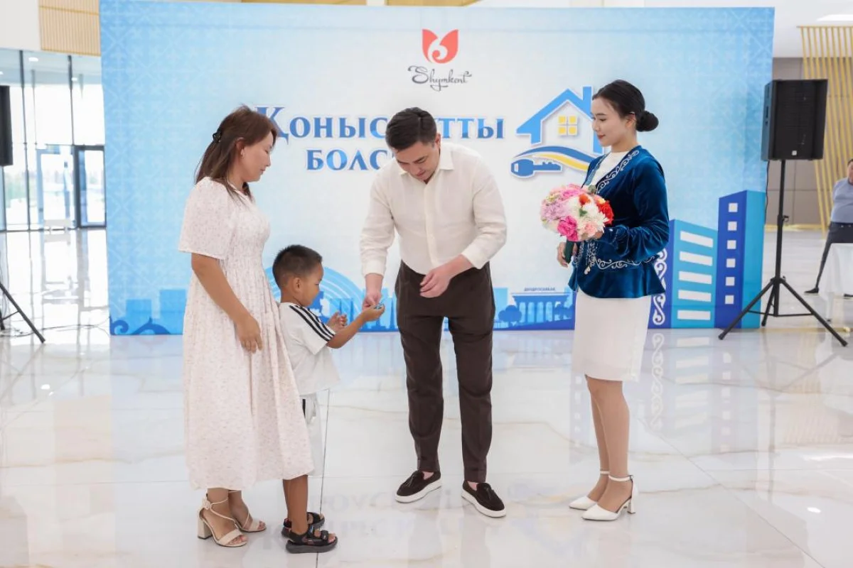 В Шымкенте еще 30 семей получили новые квартиры по льготным ипотечным программам