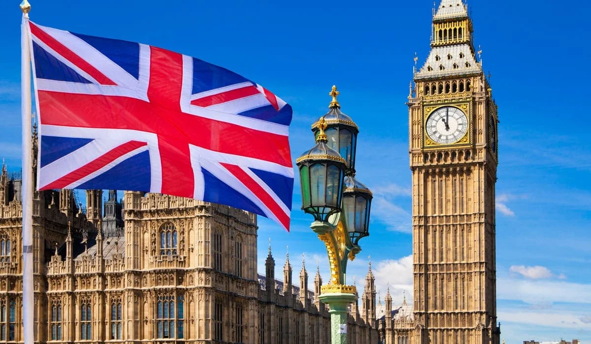 Великобритания полностью отказалась от визовых наклеек в паспортах
