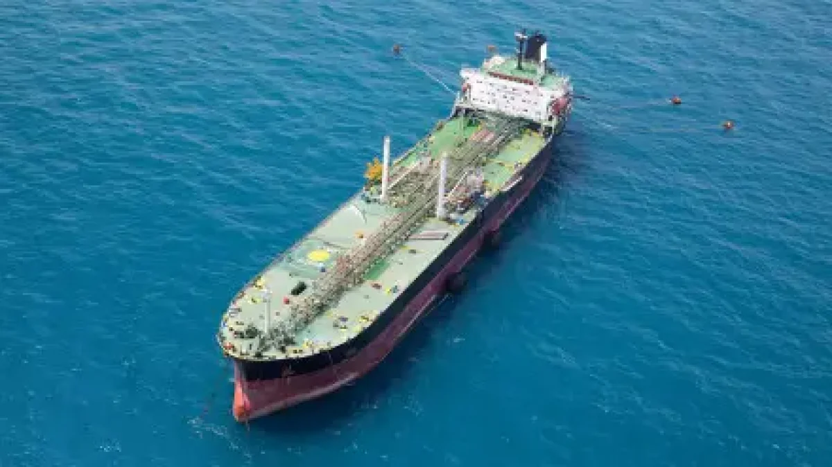 Подбитый у КТК танкер с казахстанской нефтью оказался под международными санкциями
