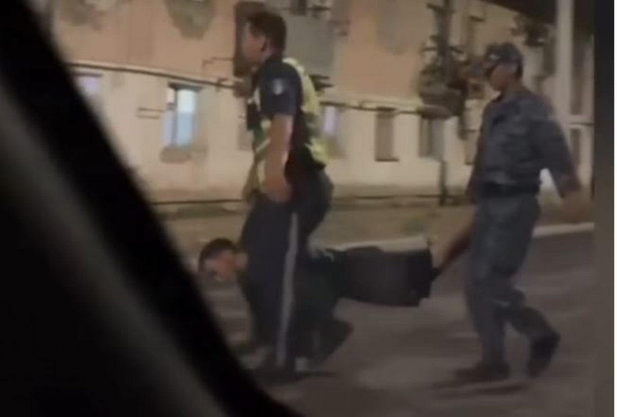Полицейские вынесли мужчину за руки и ноги в Атырау (ВИДЕО)