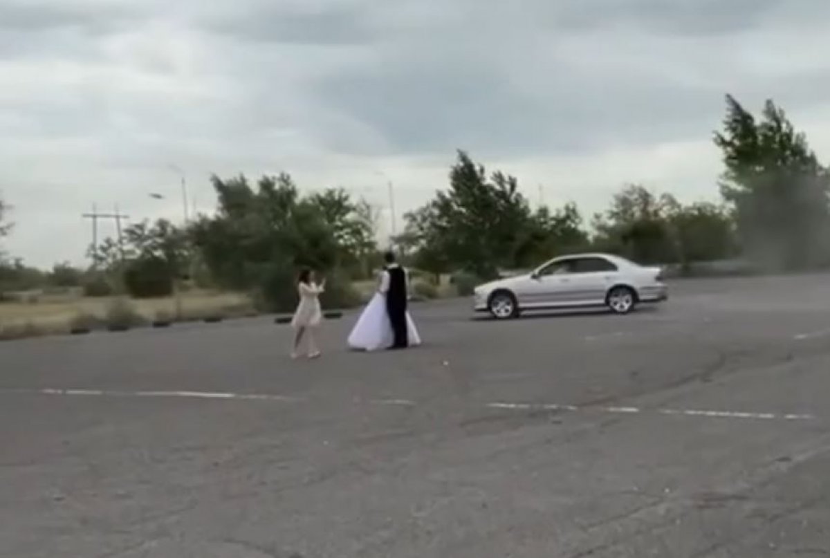 BMW без номеров устроил опасный дрифт вокруг молодоженов в Аксу (ВИДЕО)