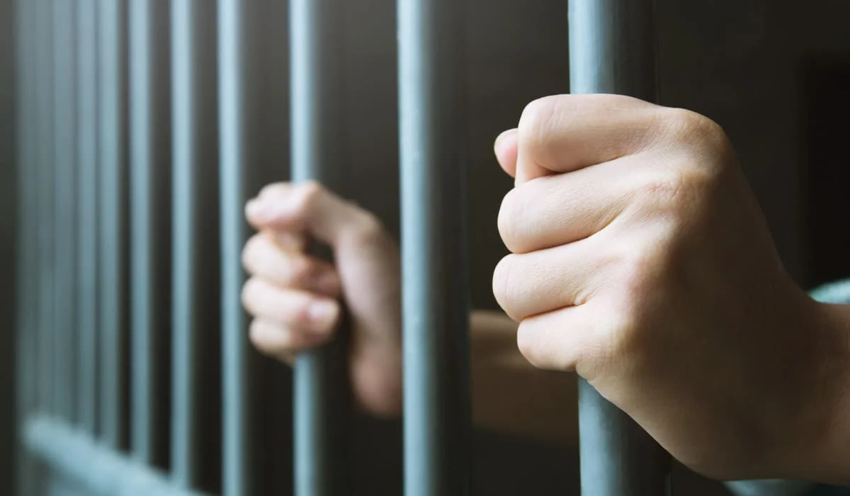 Житель Кульсары выбросил мусор на улицу и получил 29 суток ареста