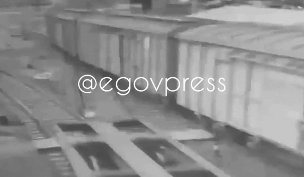Видео из Шу: женщина оказалась под поездом при переходе путей
