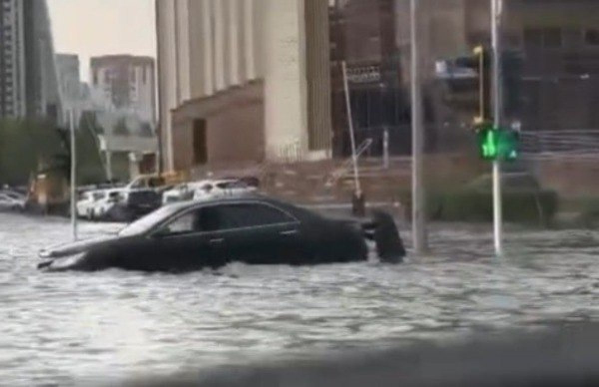 Машины по окна ушли под воду после ливня в Астане (ВИДЕО)