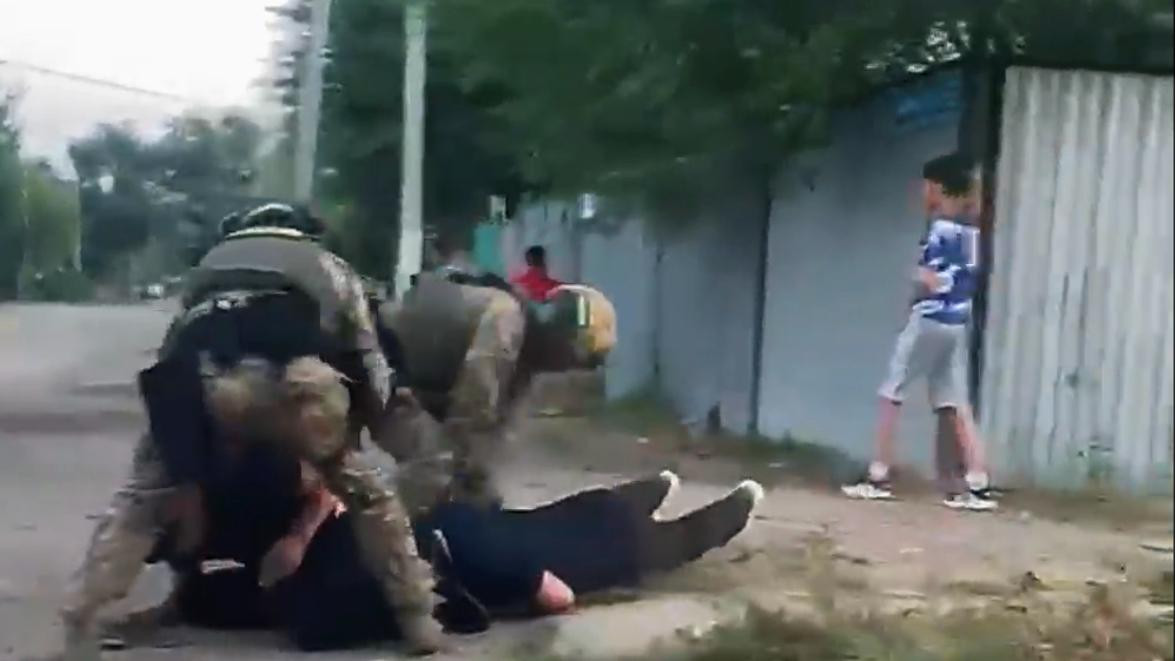 Бір ауыз сөзден басталған жанжал: Ақтөбеде ер адамды күштеп көлікке тиеп әкеткен