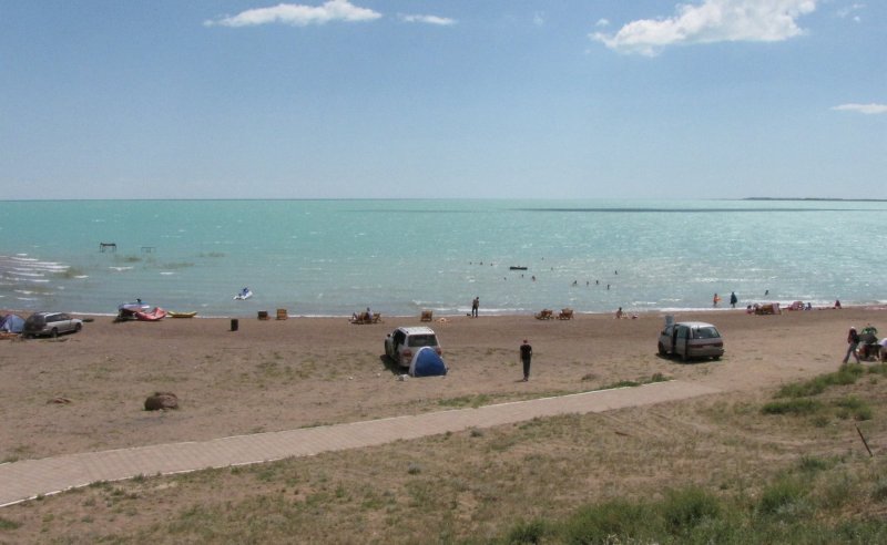 Семья с четырьмя детьми попала в беду на побережье Балхаша
