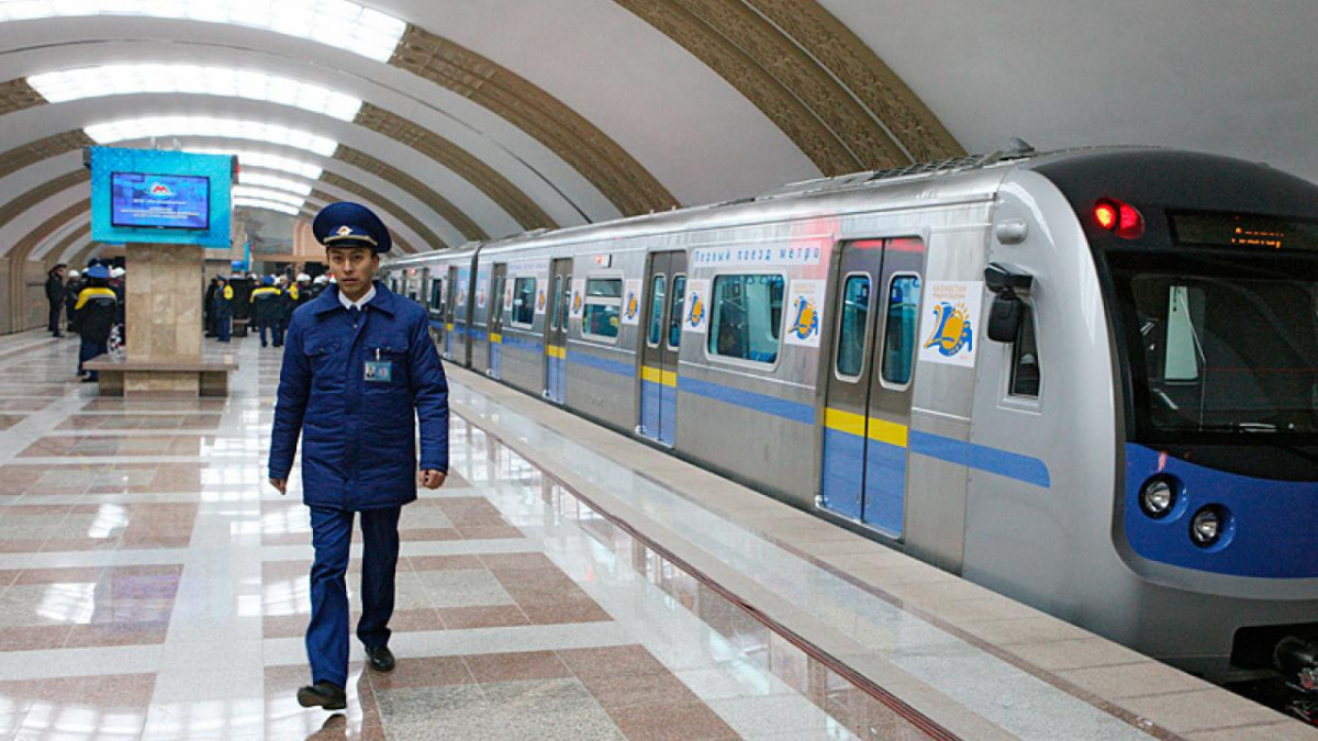 Алматы метросында пышақ пен кісен ұстаған жолаушы ұсталды