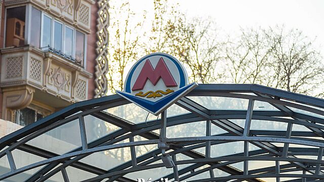 Алматы метросында жолаушы сөмкесінен пышақ пен кісен табылды