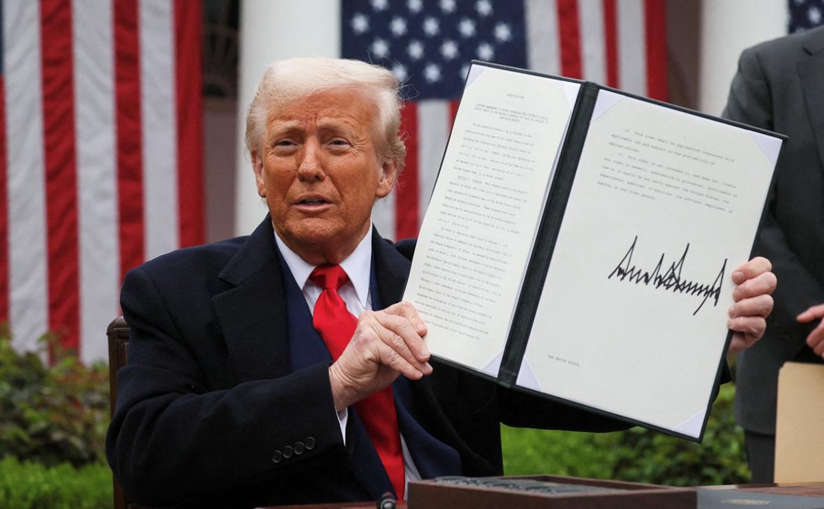 Трамп 80-нен астам елге жаңа баж салығын енгізді: арасында Қазақстан да бар