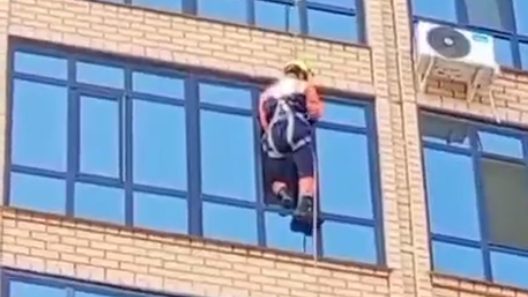Көкшетауда үш жасар бала пәтерде қамалып қалды